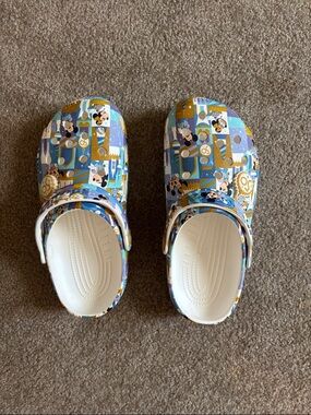 CROCS Disney 50th Anniversary Clog in Blue, White, Gold Mickey Print